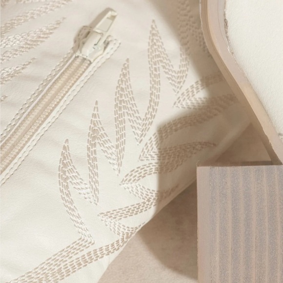 Oasis Society “Samara” Tall Western Boho Cowgirl Boots Embroidered White 7.5 New - Picture 5 of 16